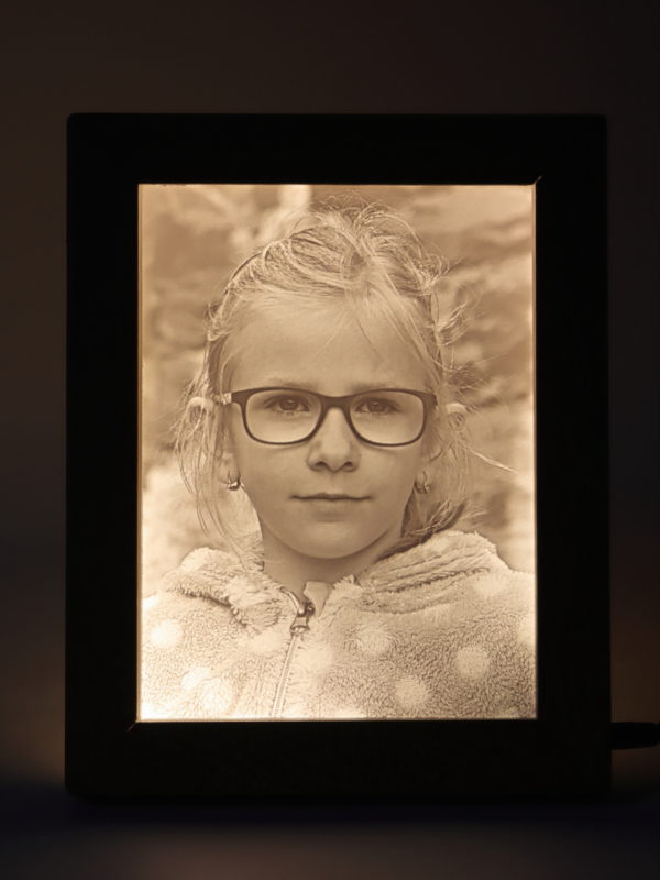 Portrét dievčaťa technikou litofánie. Obrázok je podsvietený led pásikom.